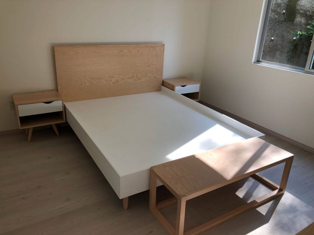 Recámara a medida en CDMX con cama, burós y banca en tonos claros, ideal para espacios luminosos.