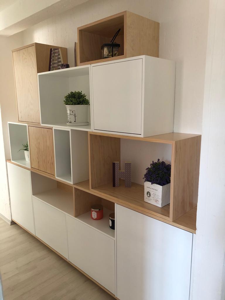 Librero moderno con cubos abiertos y puertas en madera clara y blanco – diseño a medida Barniture