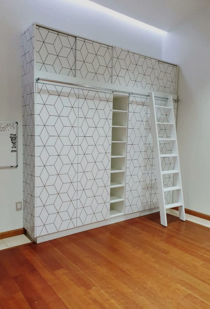 Closet a medida con diseño personalizado en las puertas del closet.