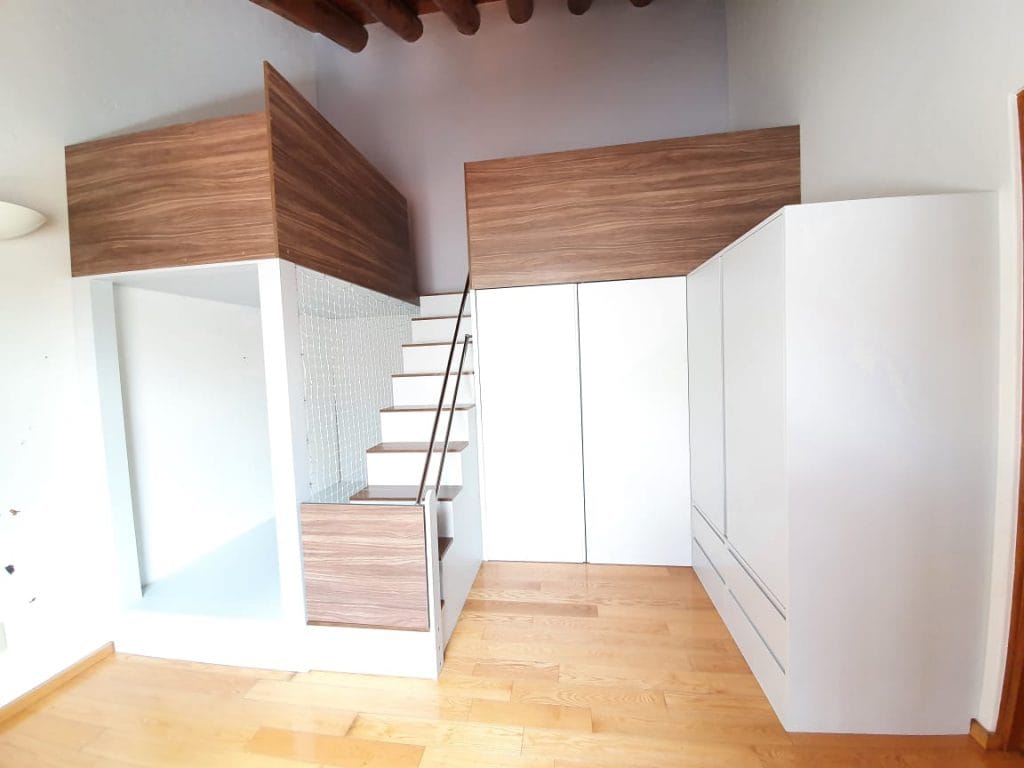 Recámara infantil con cama elevada, escalera con almacenaje y clóset empotrado – diseño a medida Barniture