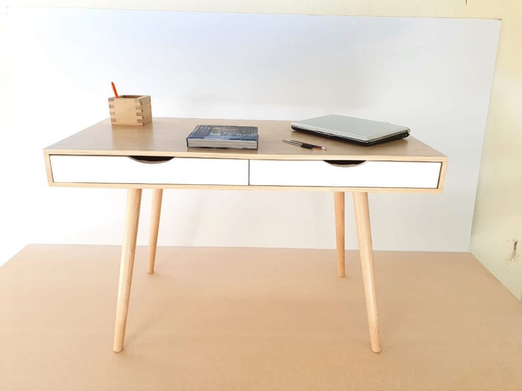 Escritorio minimalista en madera clara con dos cajones – diseño funcional Barniture