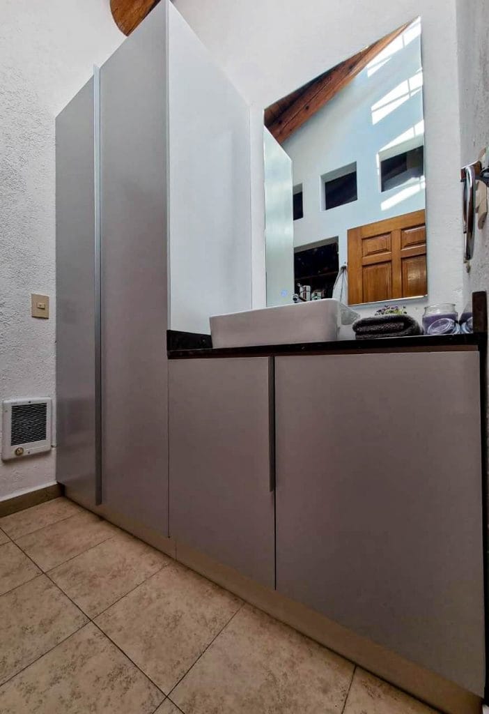 Mueble de baño a medida en CDMX, optimizado para espacio reducido con diseño limpio y funcional.