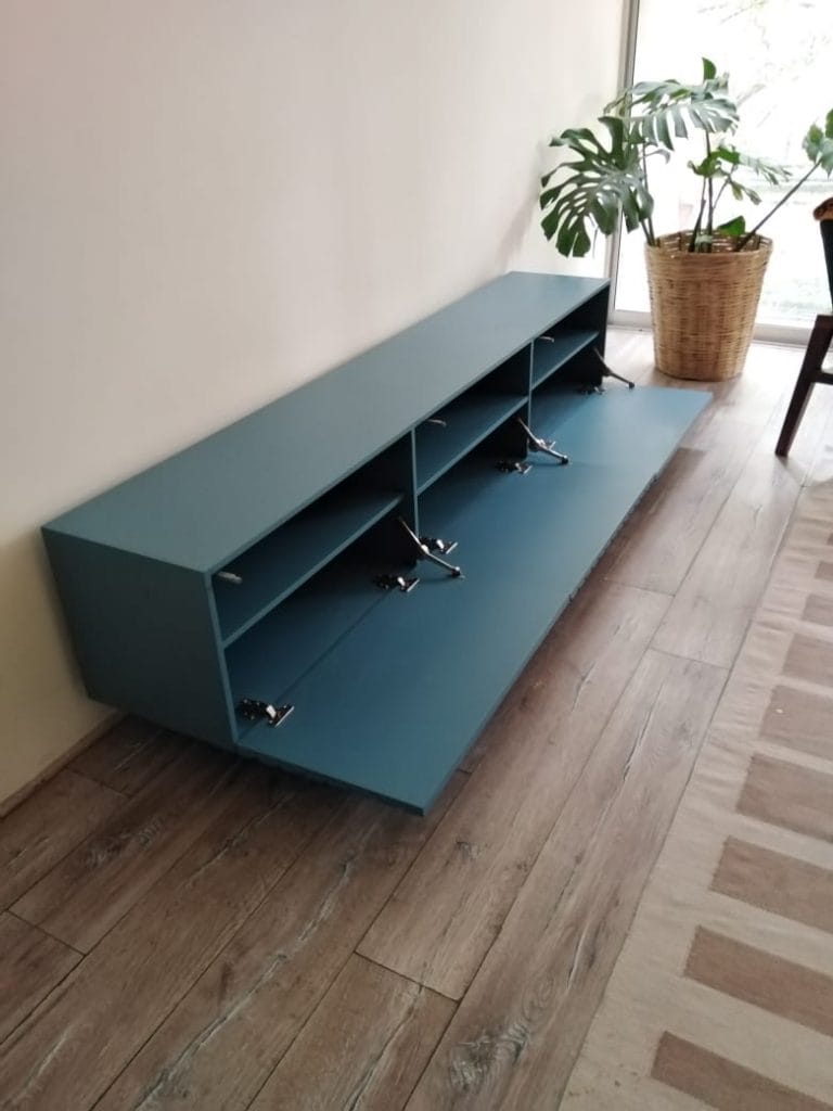 Mueble de TV a medida en CDMX, diseño personalizado en color azul con sistema de apertura abatible.