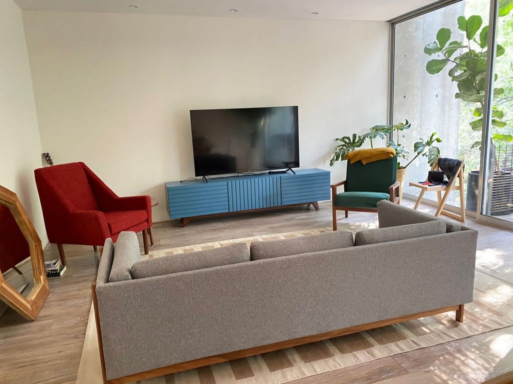 Centro de entretenimiento a medida en CDMX, con mueble para TV en sala moderna y funcional.