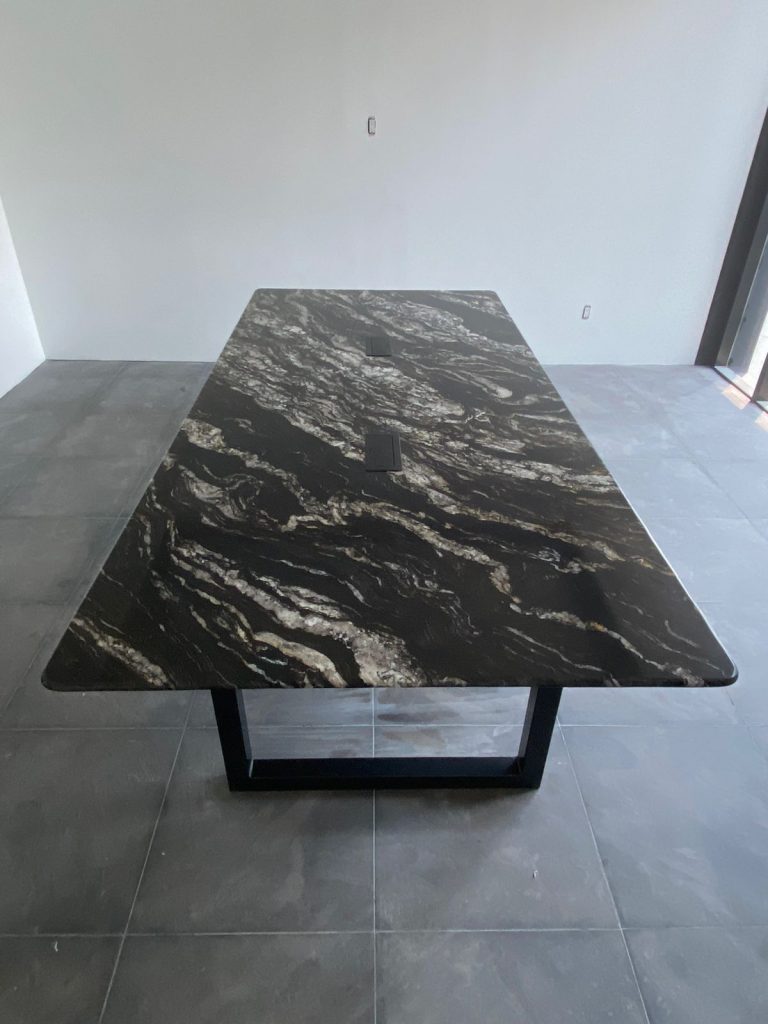 Mesa de mármol negro a medida para sala de juntas en despacho jurídico – diseño Barniture