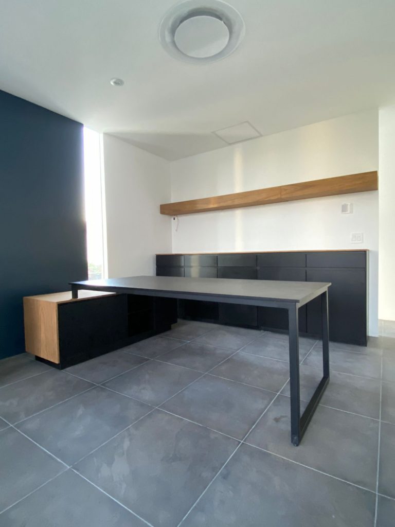 Oficina privada con escritorio moderno y repisas integradas en despacho de abogados – Barniture