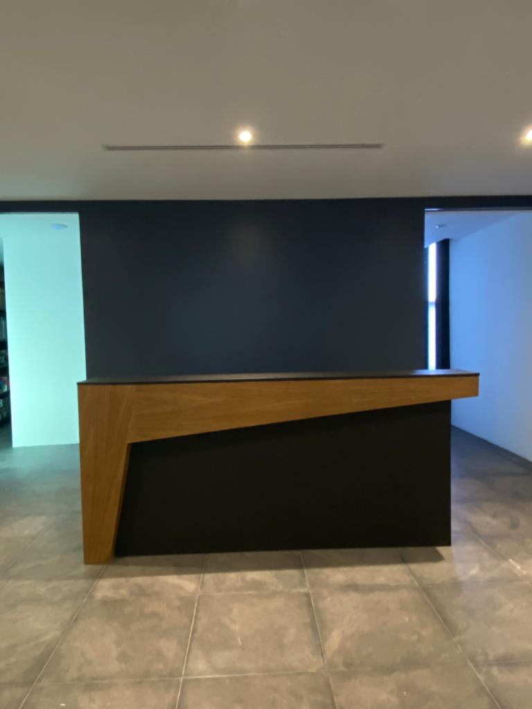 Mostrador de recepción moderno en madera y negro para despacho de abogados – Barniture