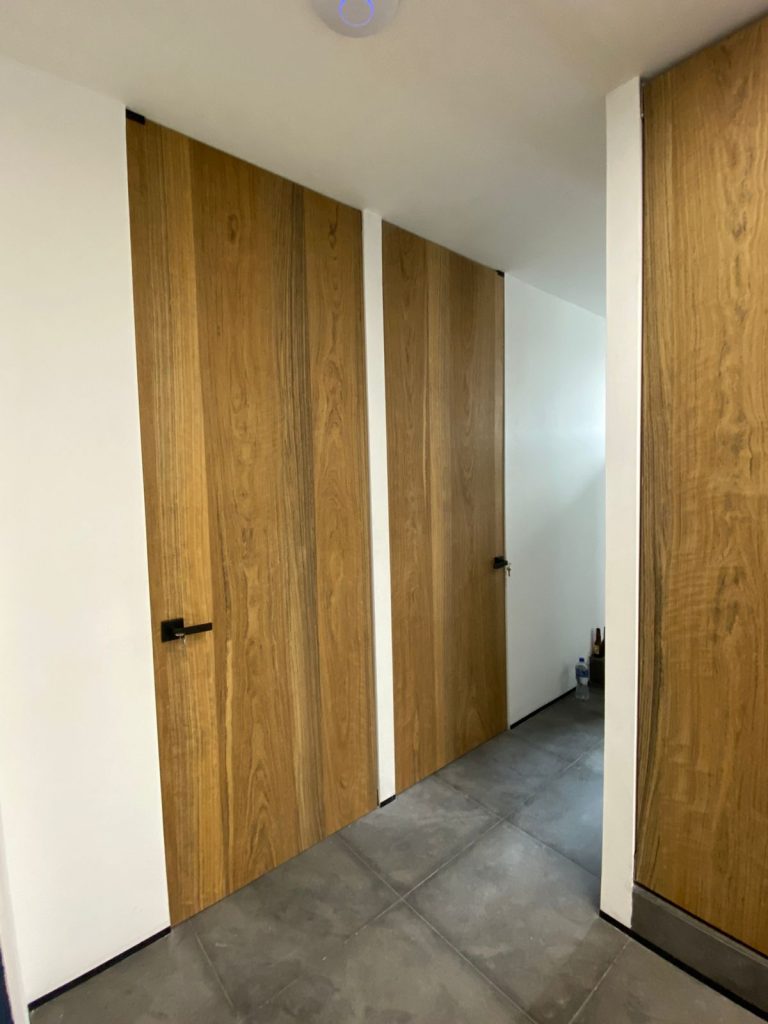 Puertas a medida en chapa de madera para despacho jurídico moderno – diseño Barniture