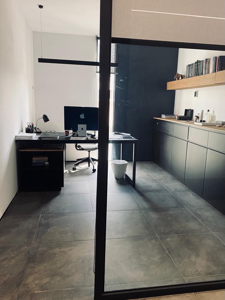 Mobiliario ejecutivo en melamina negra con cubierta de chapa para despacho corporativo – Barniture