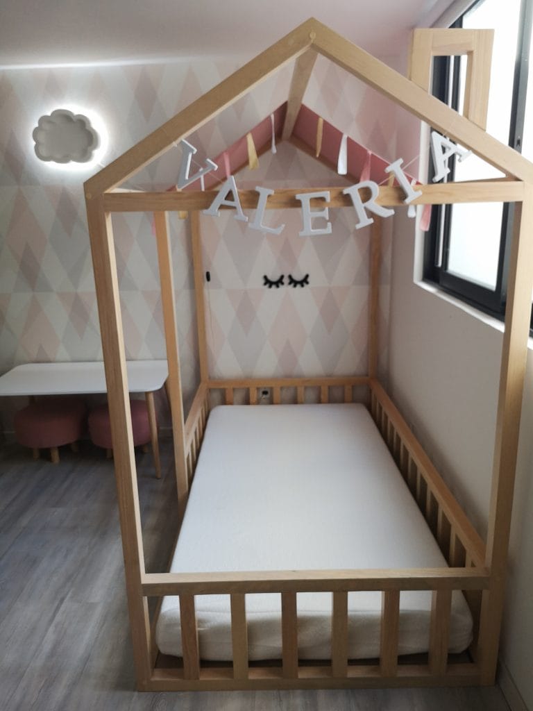 Cama infantil Montessori hecha a medida en CDMX, con estructura de madera tipo casita personalizada con nombre.