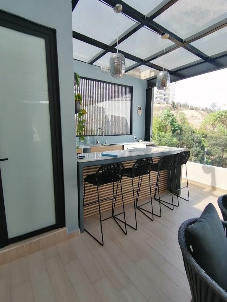 Comedor al aire libre con techo traslúcido y diseño minimalista, estilo personalizado por Barniture.