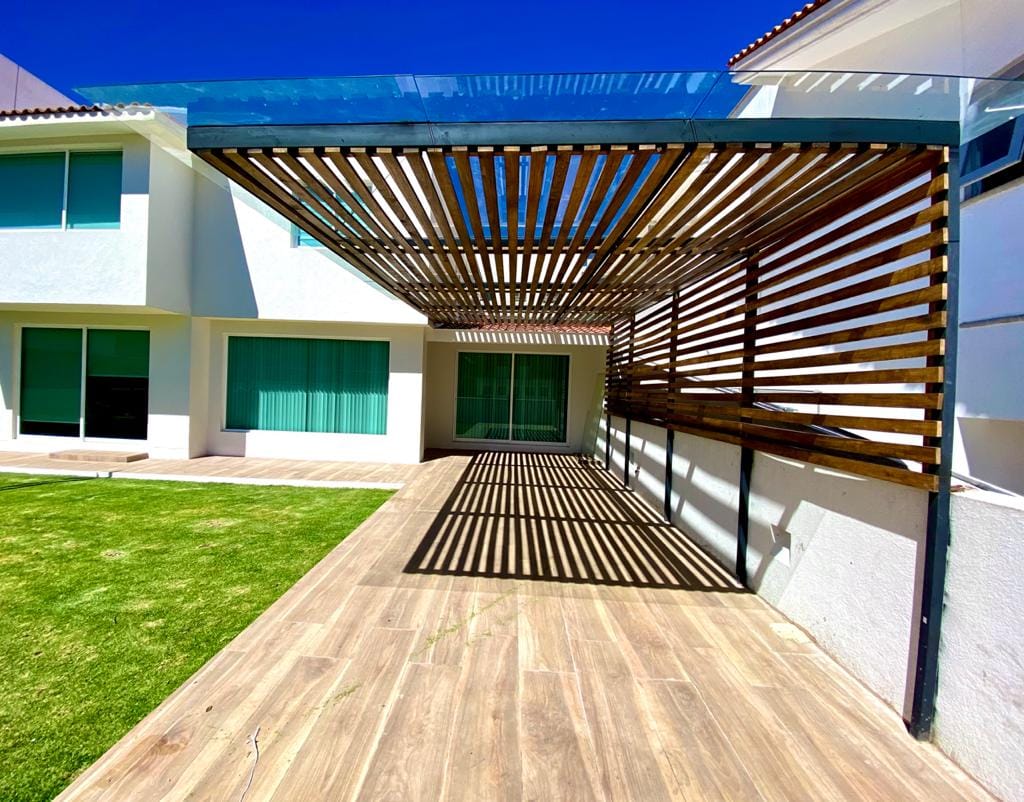 Pérgola de madera personalizada por Barniture, ideal para crear sombra y armonía en espacios exteriores modernos.