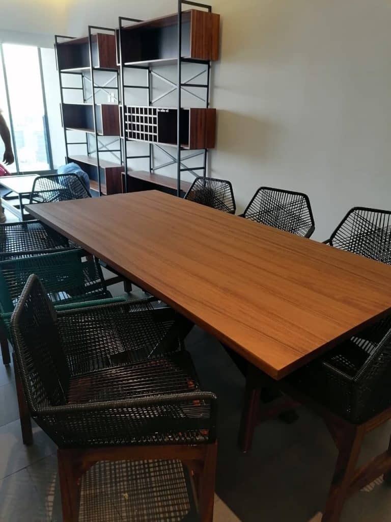 Comedor hecho a medida en CDMX por Barniture, con acabados en madera y diseño funcional.